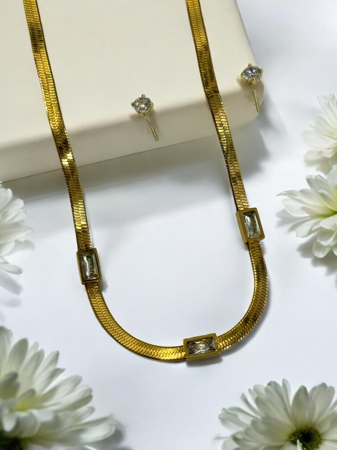 GOLDEN THREE STONES NECKLACE