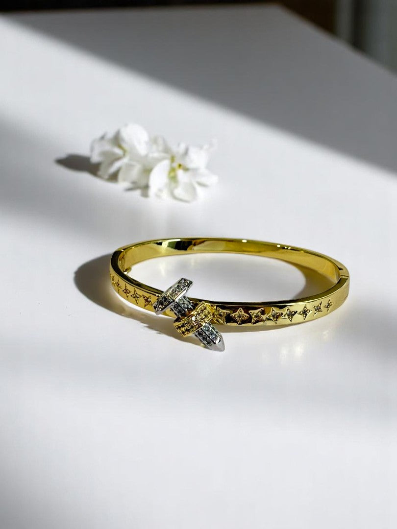GOLDEN DIAMOND NAIL SHTON BRACELET