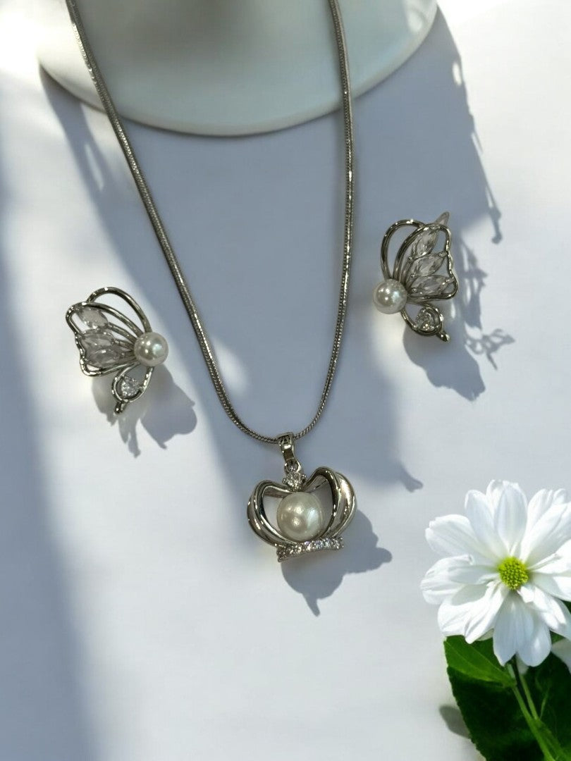 WHITE PEARL CROWN NELLIEY NACKLACE