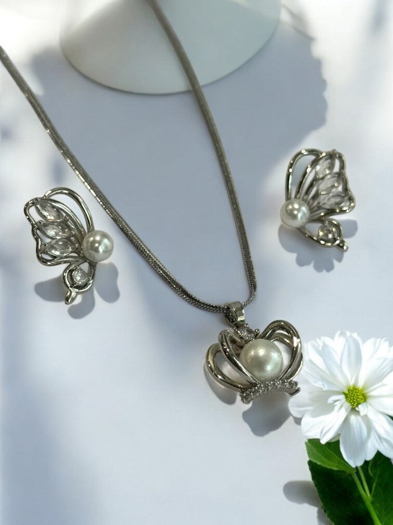 WHITE PEARL CROWN NELLIEY NACKLACE