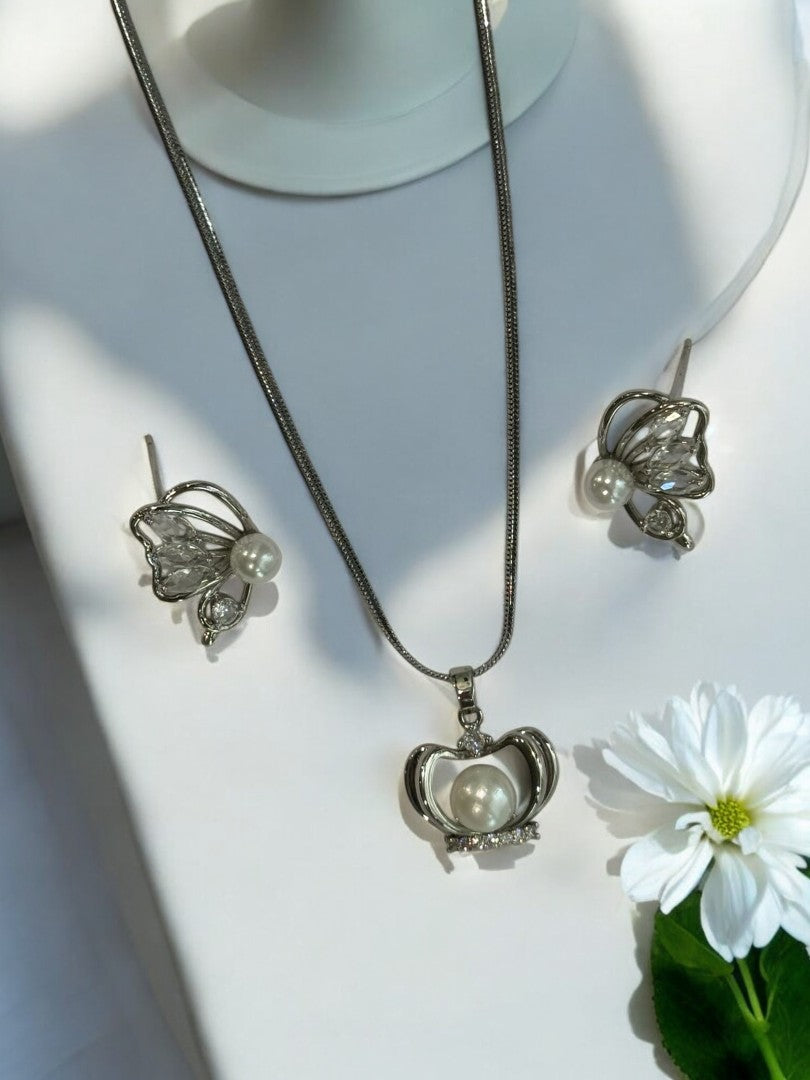 WHITE PEARL CROWN NELLIEY NACKLACE