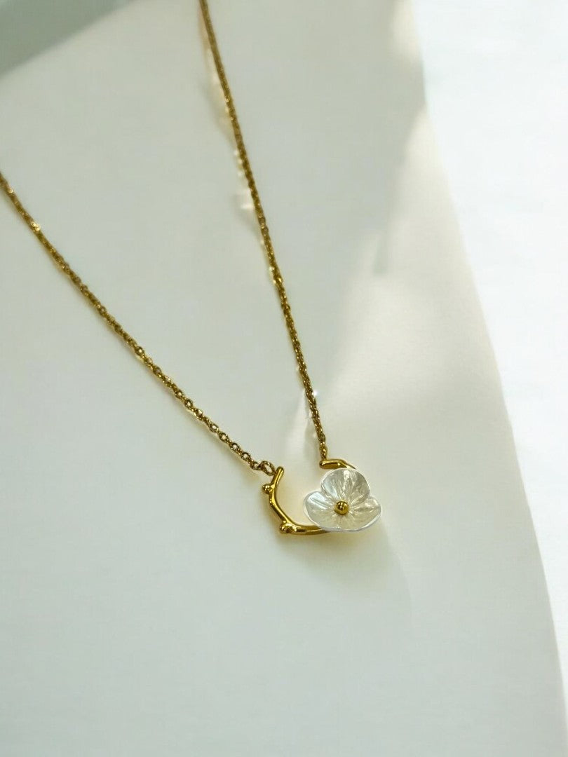 GOLDEN FLOWER BENSEN NECKLACE