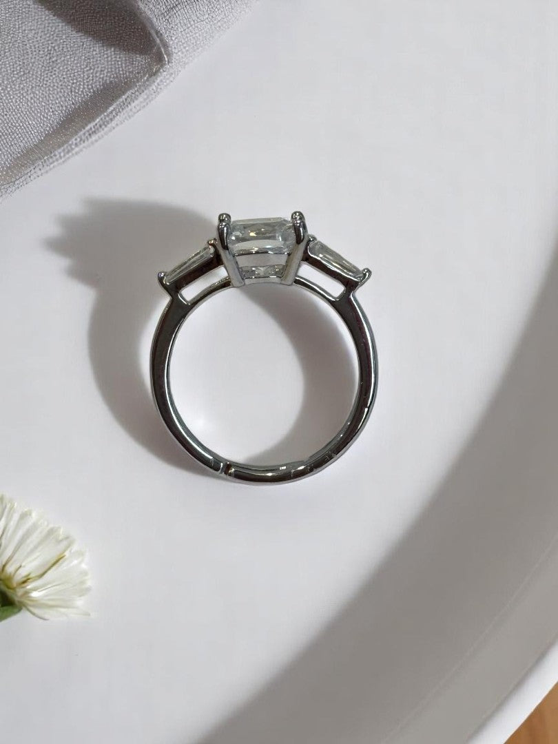 SILVER DIAMOND AMARI RING
