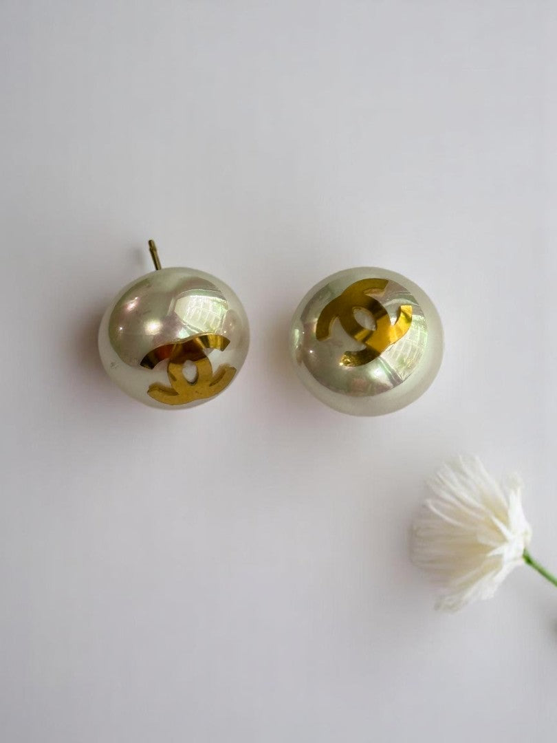 WHITE PEARL CHANEL VICTOR EARRINGS