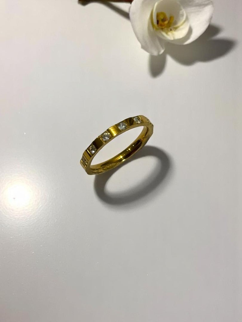 GOLDEN DIAMOND STEVEN RING
