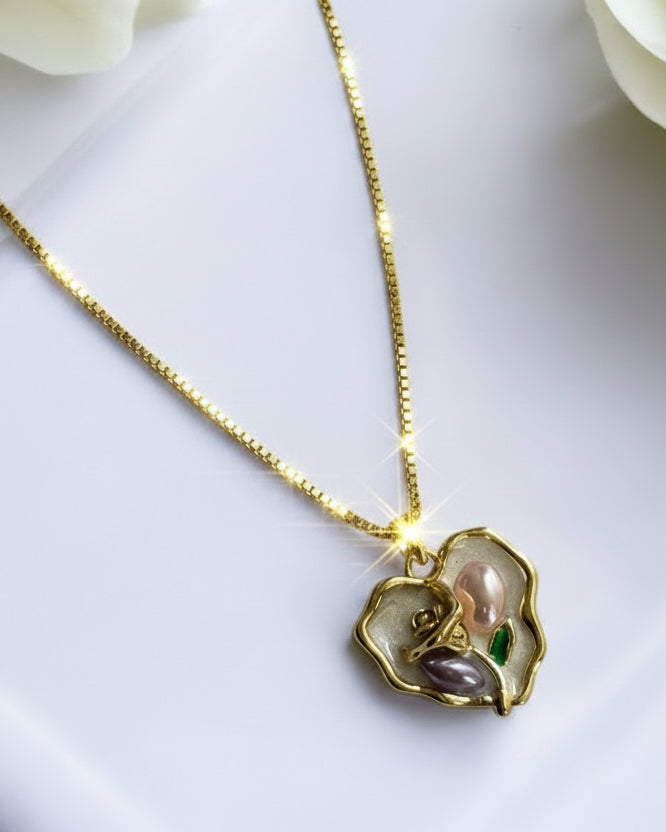 GOLDEN CHAIN WITH HEART PENDNENT