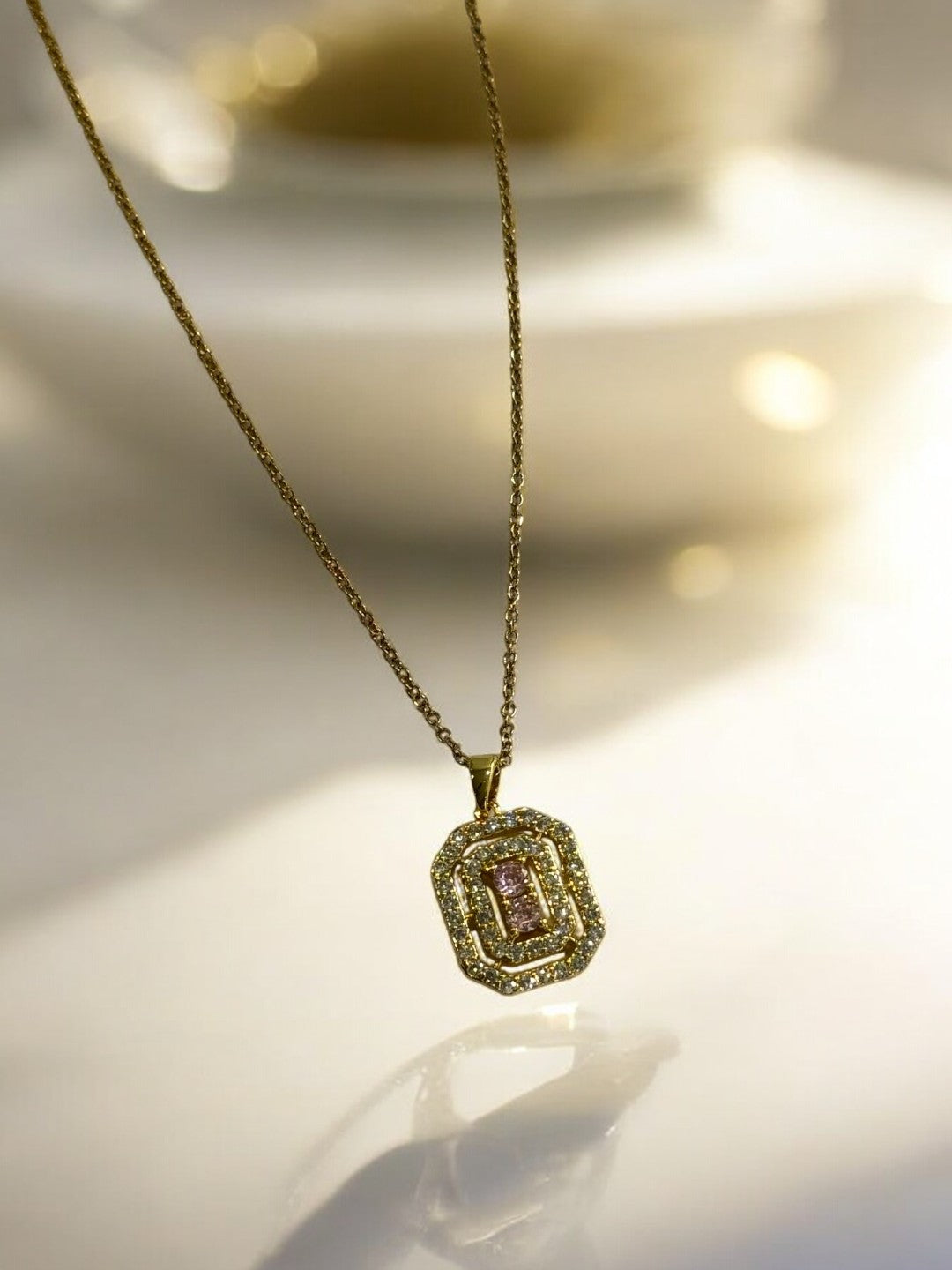 GOLDEN CHAIN WITH DIAMOND PENDENT