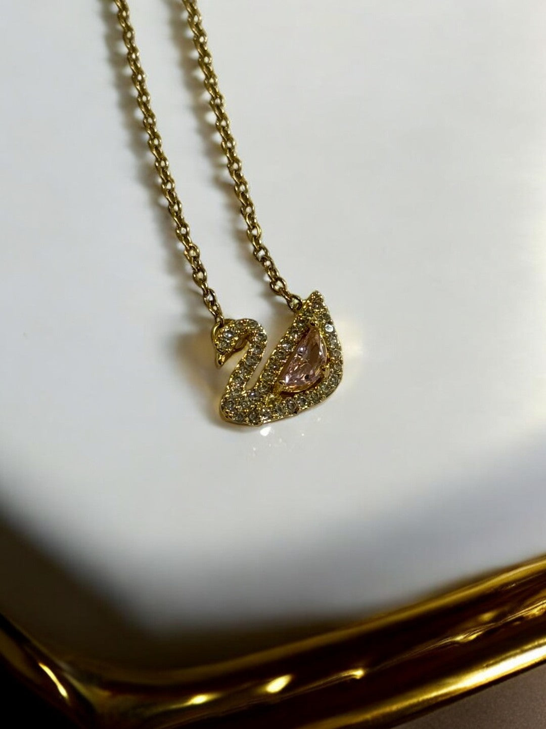 GOLDEN CHAIN WITH PINK DIAMOND SWAN