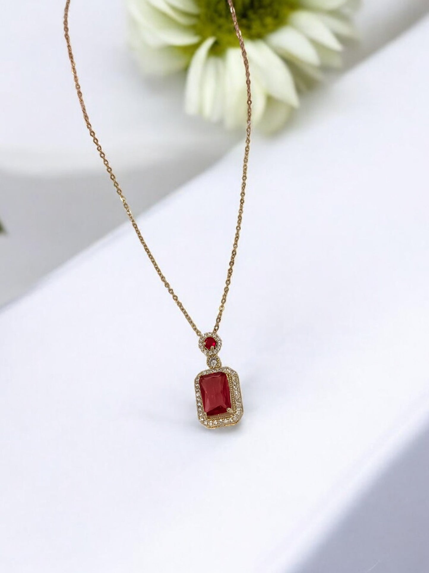 GOLDEN CHAIN WITH RED STONE AND SHIMMERIING DIAMOND