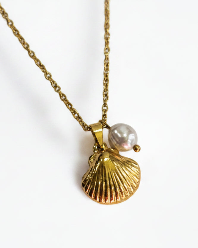 GOLDEN CHAIN WITH CHARMS LIKE PEARL AND SEA SHELL