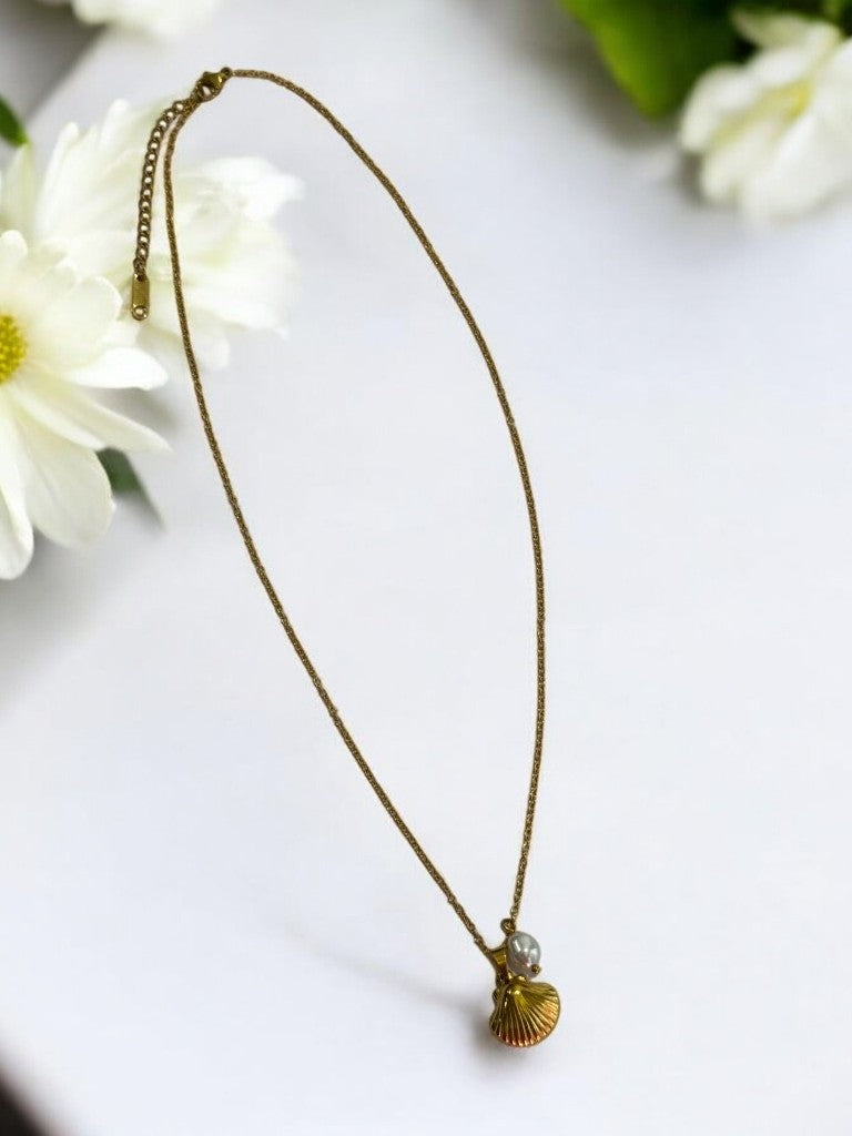 GOLDEN CHAIN WITH CHARMS LIKE PEARL AND SEA SHELL