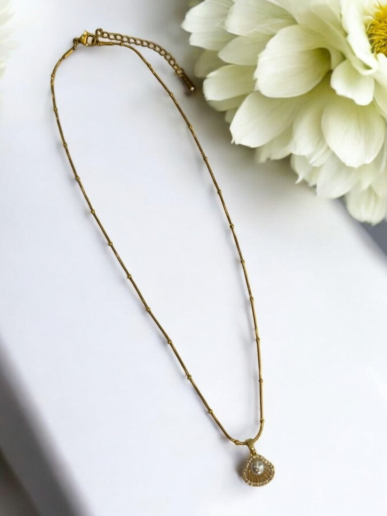 GOLDEN CHAIN WITH DIAMOND SEA SHELL AND EYE CATCHING PEARL