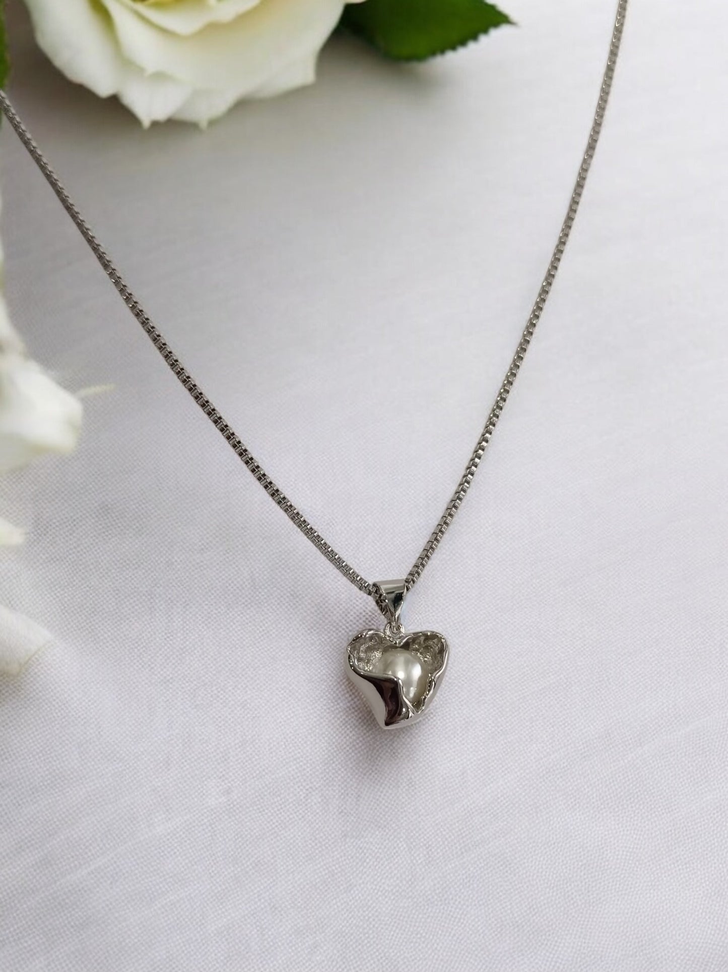 SILVER CHAIN WITH HEART PENDENT