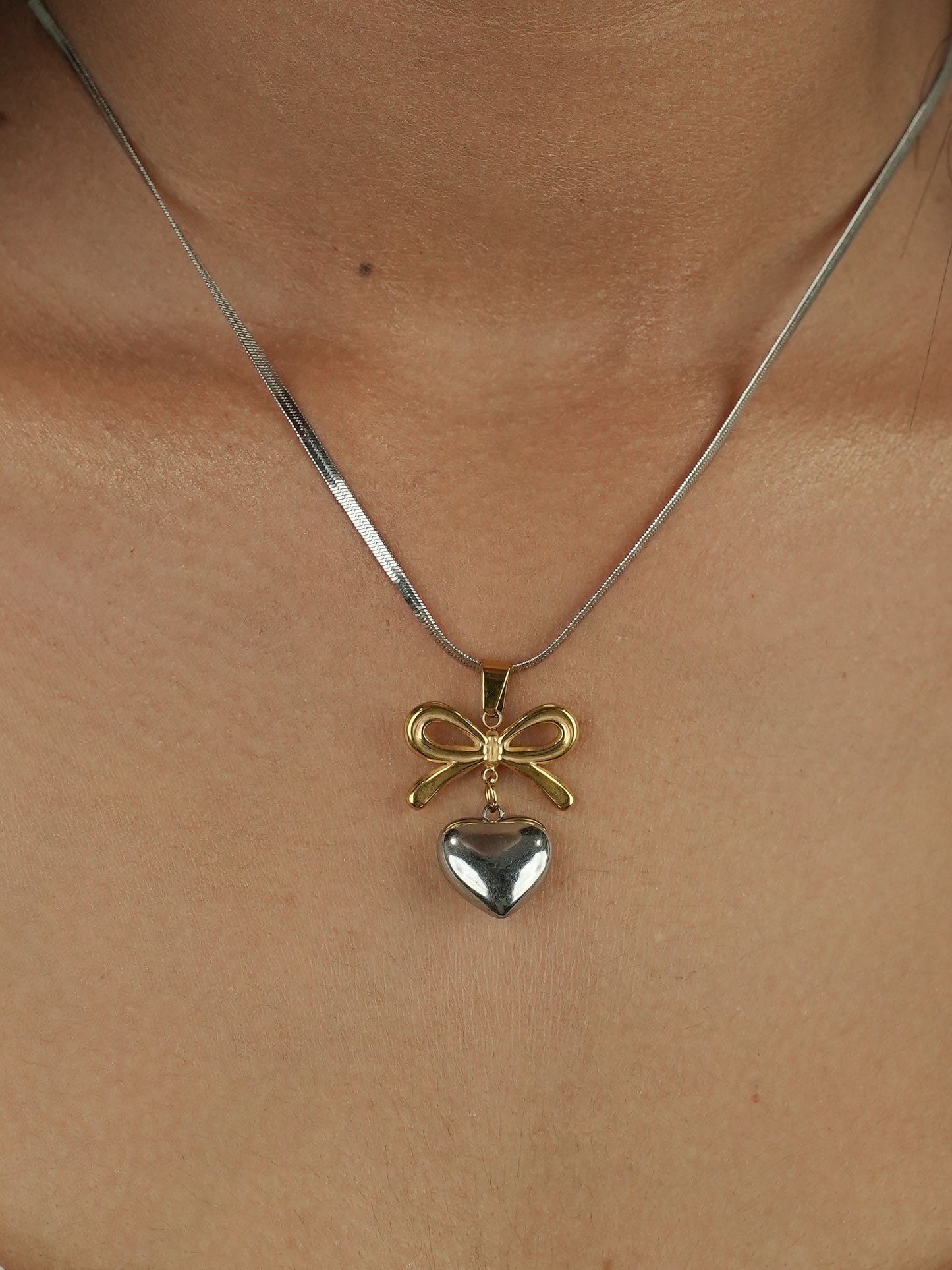 DUAL METAL GOLD AND SILVER A UNIQUE VERSATILE NECKLACE WITH BOW AND HEART