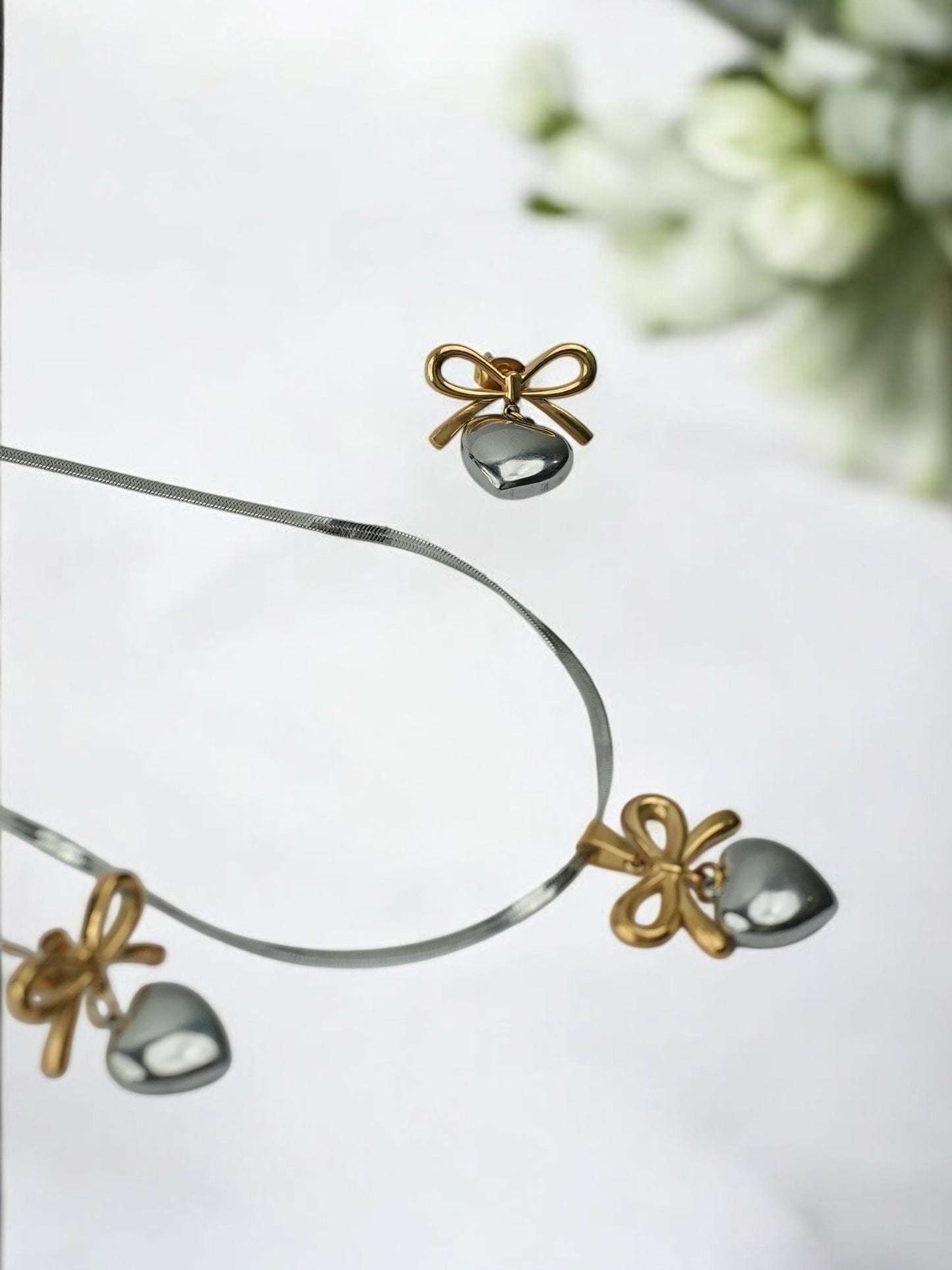 DUAL METAL GOLD AND SILVER A UNIQUE VERSATILE NECKLACE WITH BOW AND HEART