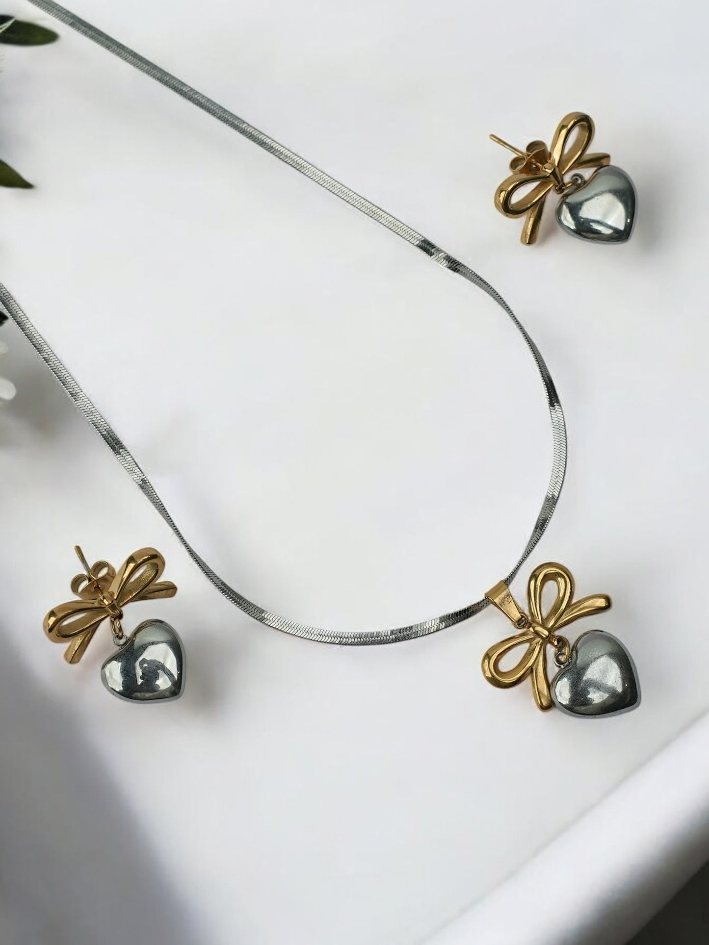 DUAL METAL GOLD AND SILVER A UNIQUE VERSATILE NECKLACE WITH BOW AND HEART
