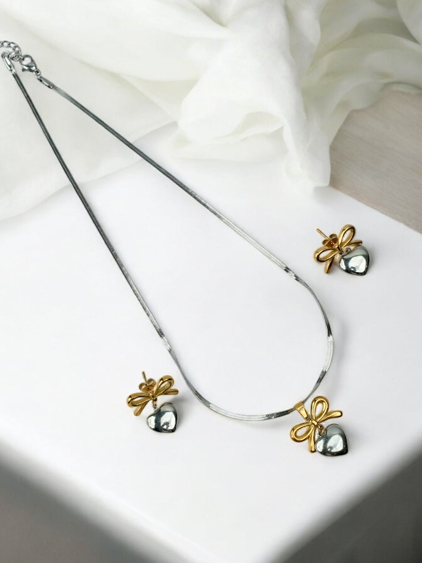 DUAL METAL GOLD AND SILVER A UNIQUE VERSATILE NECKLACE WITH BOW AND HEART