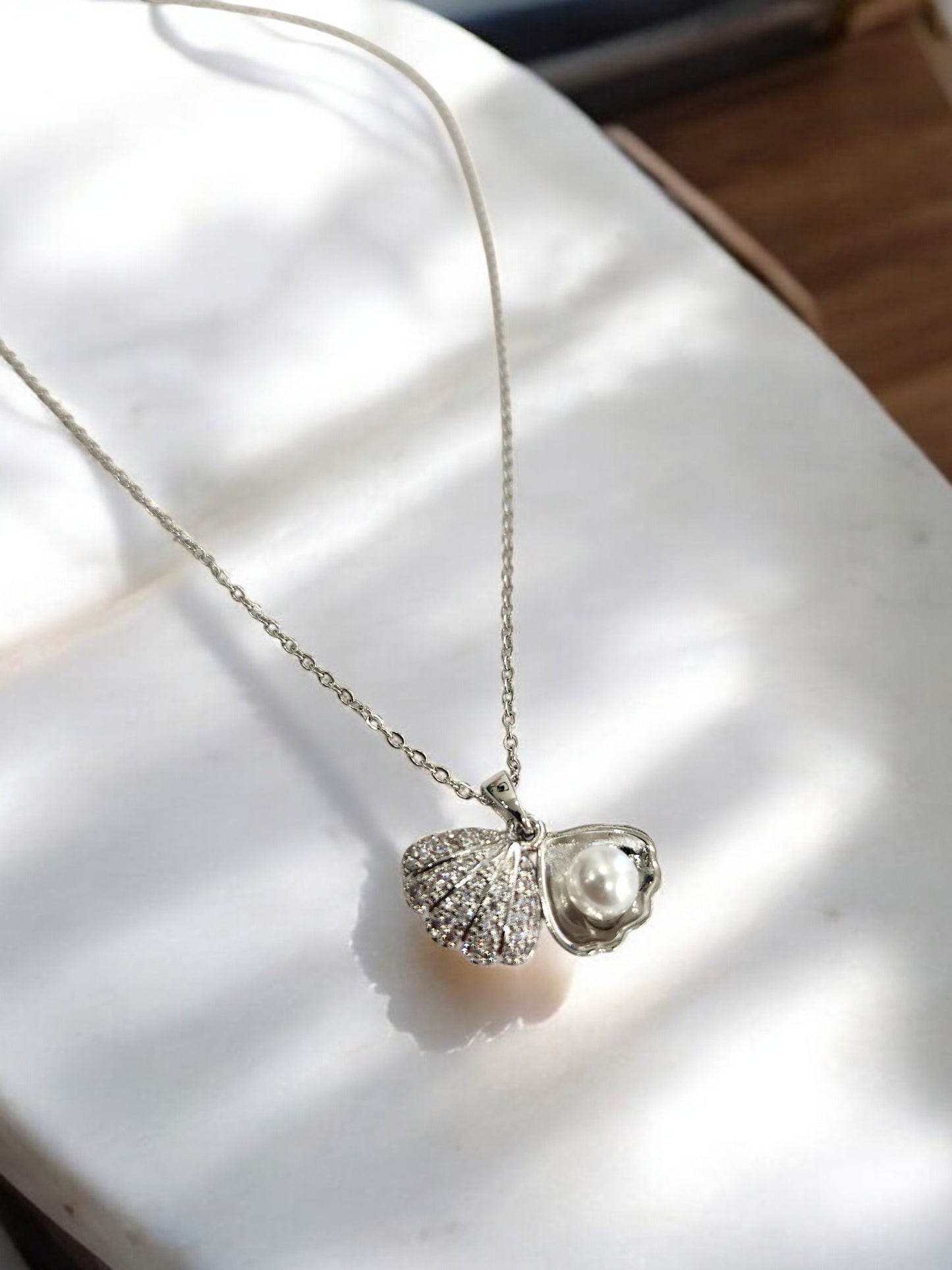 SILVER CHAIN WITH DIAMOND SEASHELL IN EYE-CATCHING PEARL
