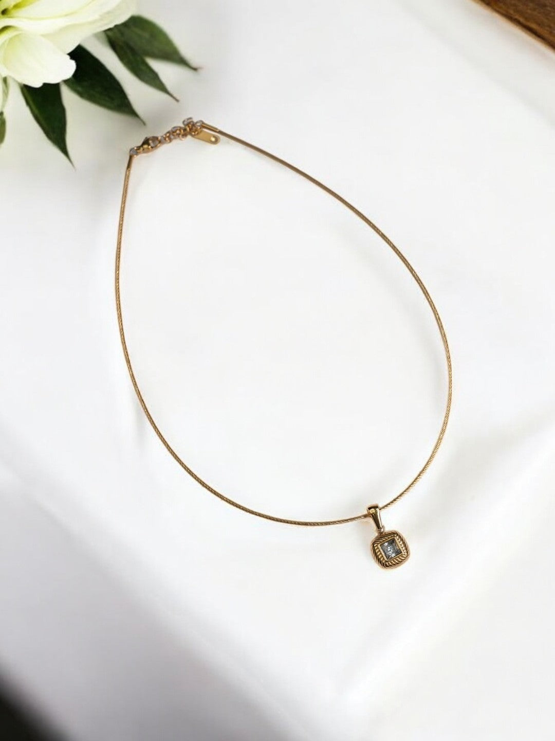 GOLDEN CHAIN WITH SHIMMERING SQUARE DIAMOND NECKLACE
