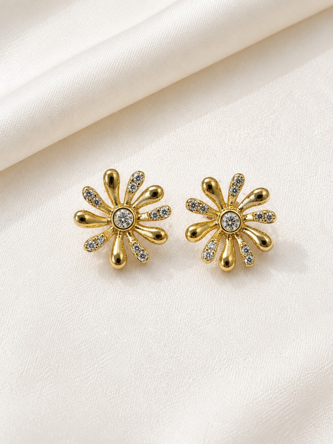 GOLDEN DIAMOND FLORAL SEREN EARRINGS