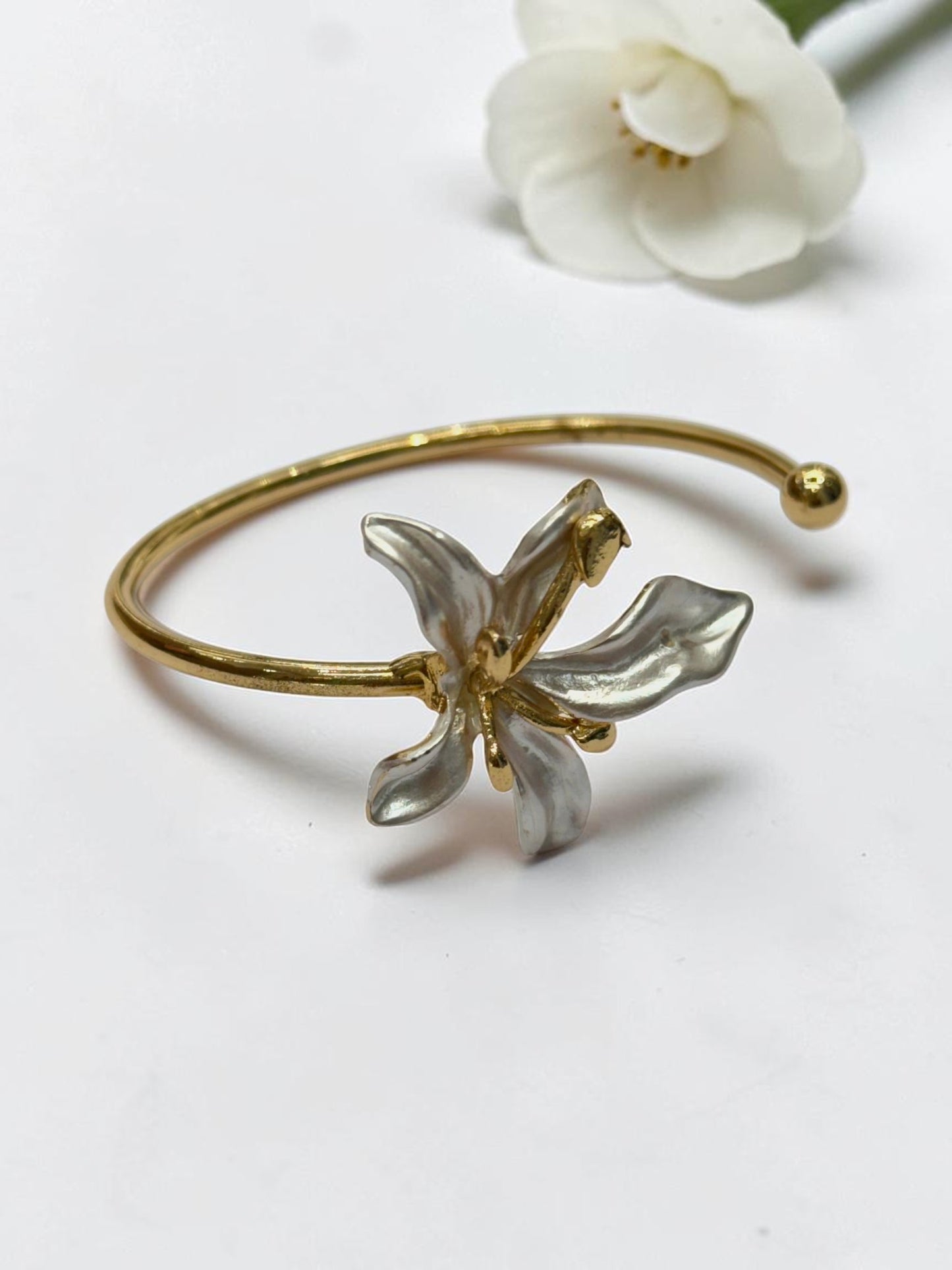WHITE BLOOM FLORAL TATHYA BRACELET (CUFF)