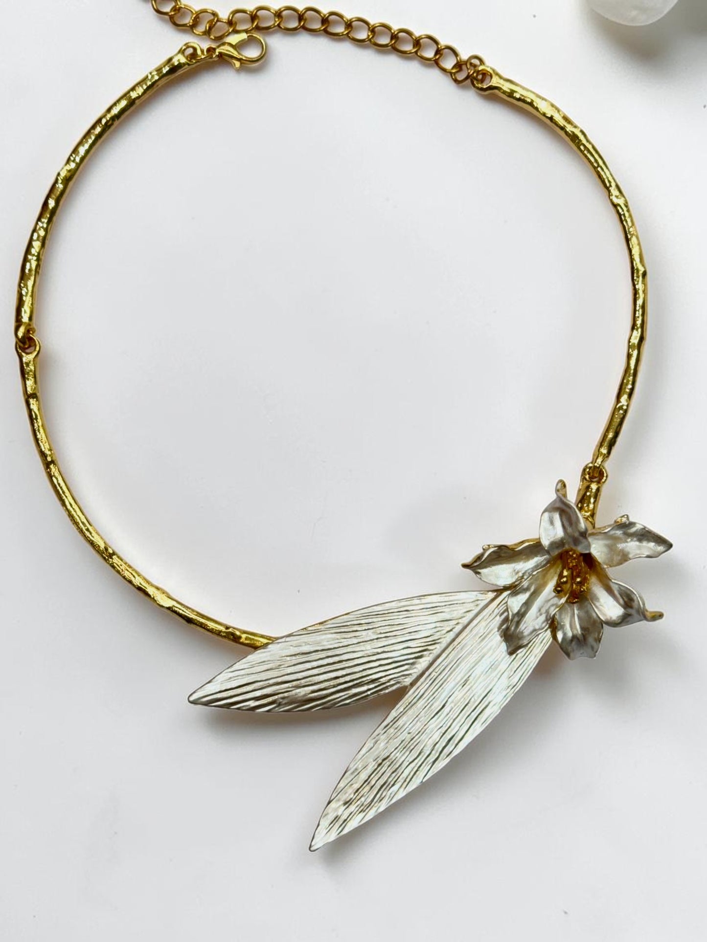 WHITE BLOOM FLORAL TATHYA NECKLACE