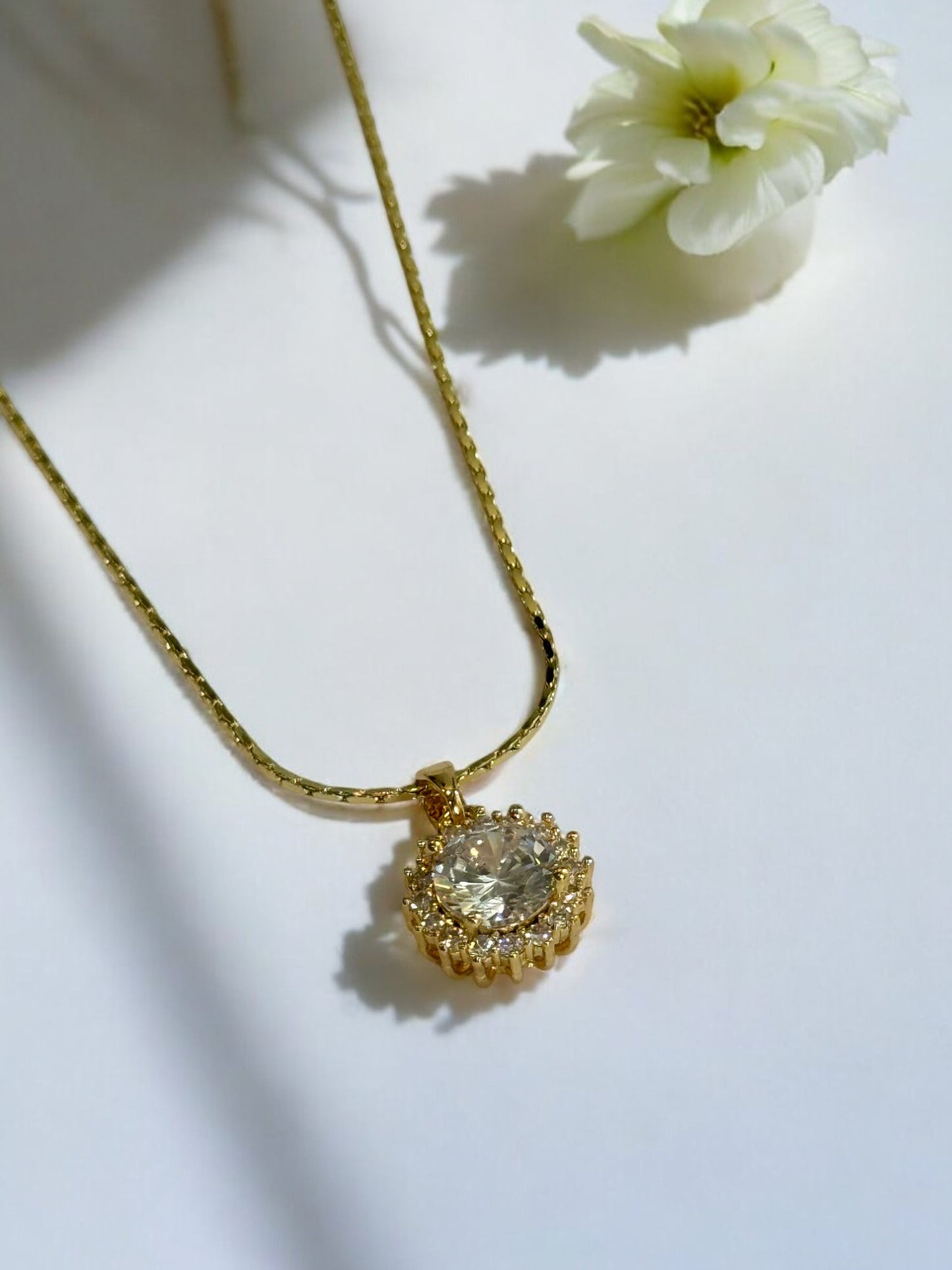 WHITE DIAMOND AXSON NECKLACE