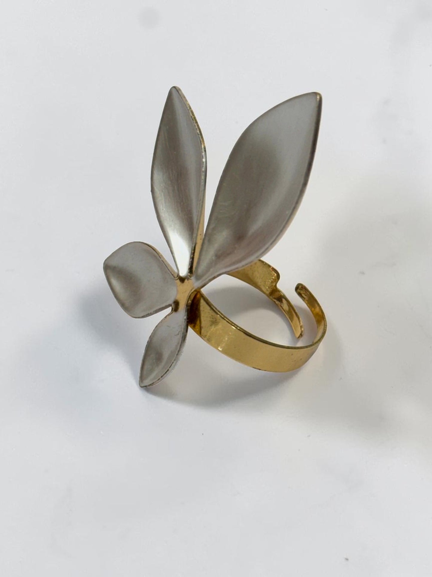 WHITE FLORAL STEVEN RING