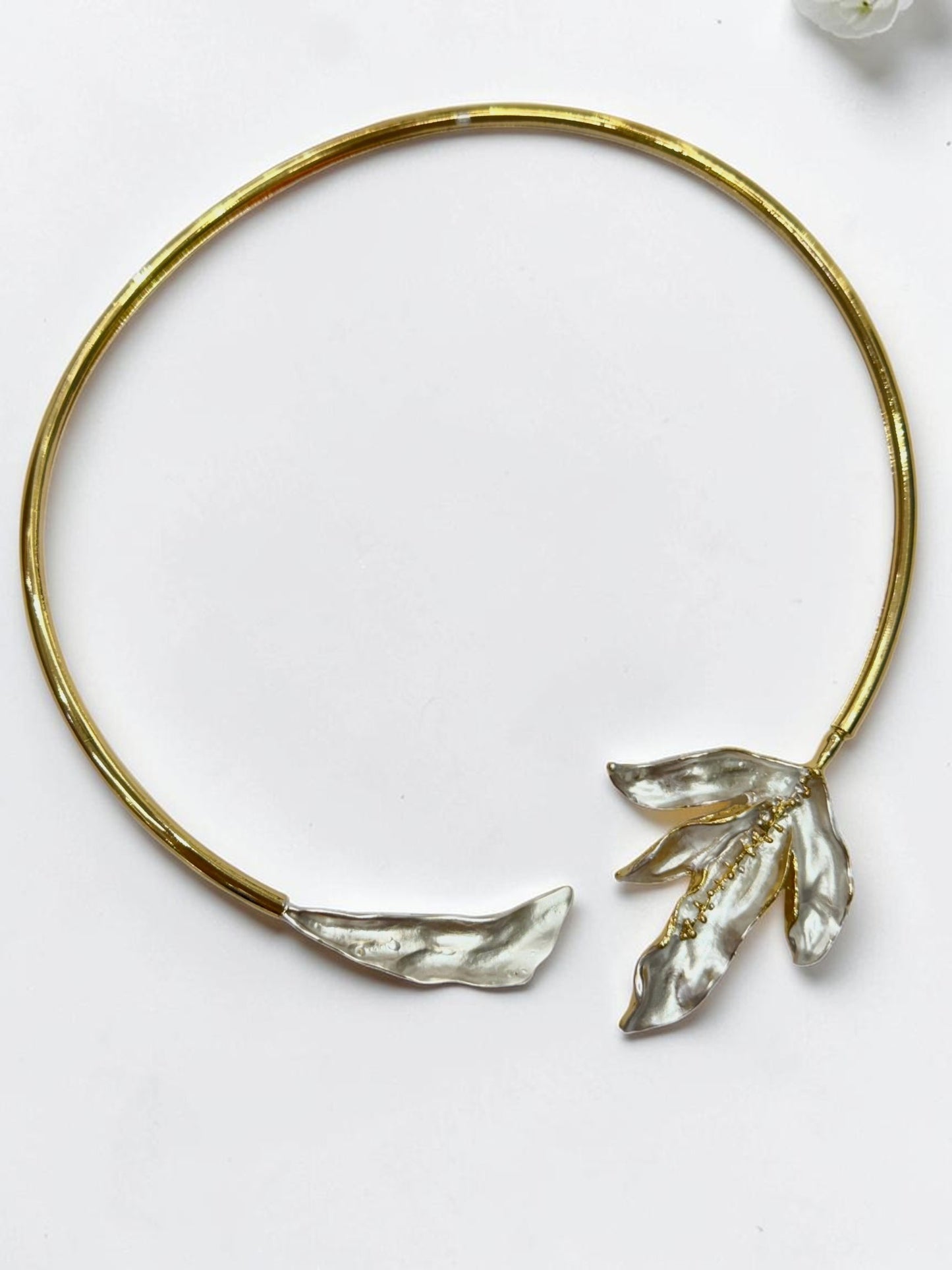 WHITE FLORAL TANYA NECKLACE