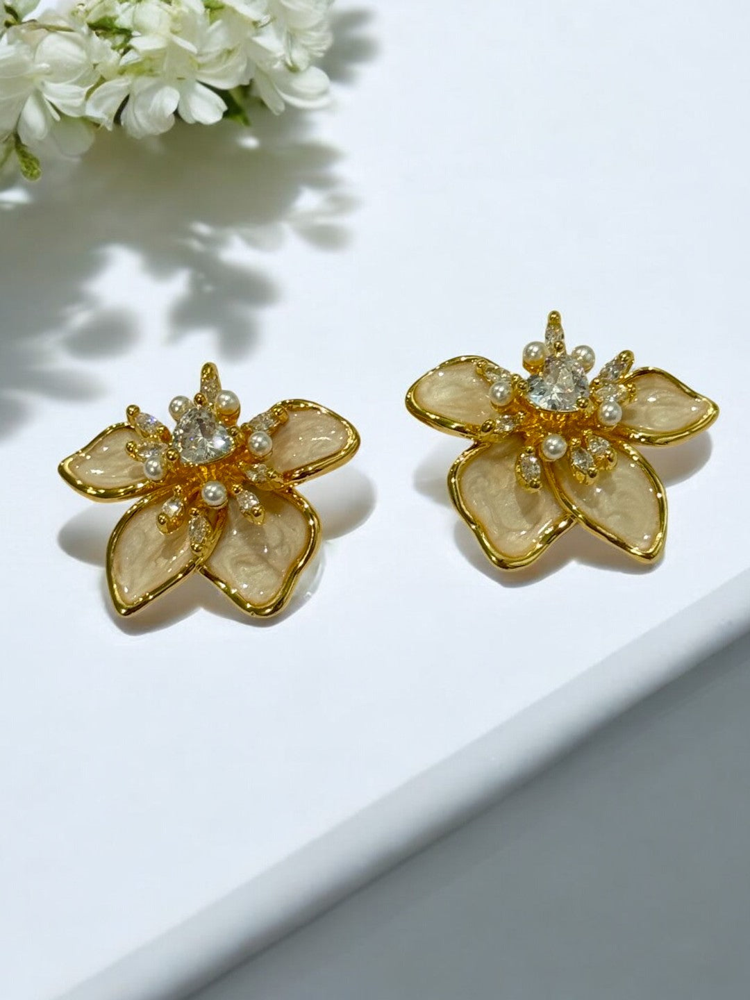 WHITE FLOWER SANTINIE EARRINGS