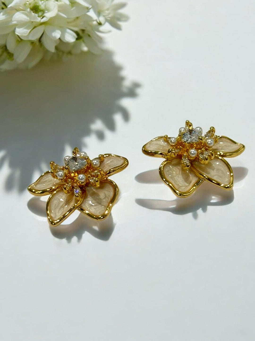 WHITE FLOWER SANTINIE EARRINGS