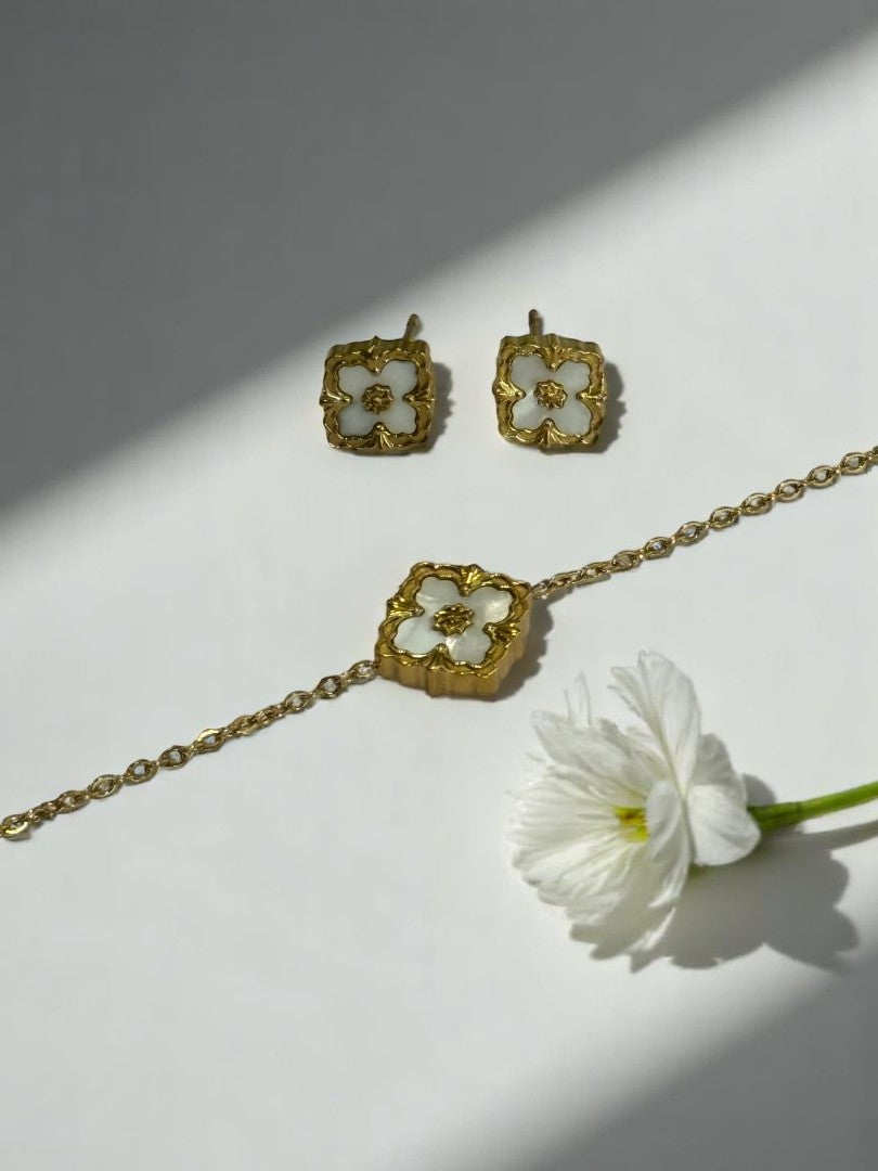 GOLDEN CHAIN WITH BLACK AND WHITE REVERSABLE BRACELET AND STUD EARRINGS