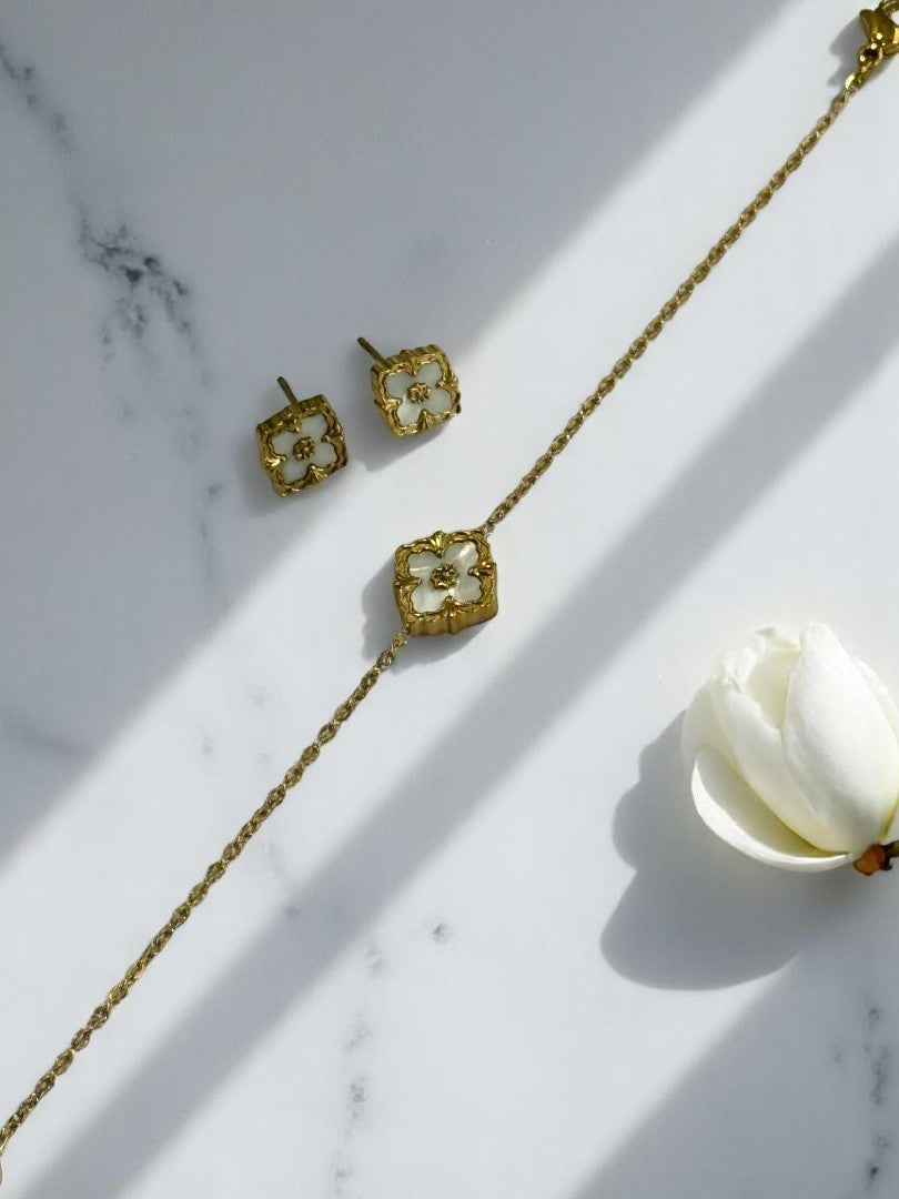 GOLDEN CHAIN WITH BLACK AND WHITE REVERSABLE BRACELET AND STUD EARRINGS