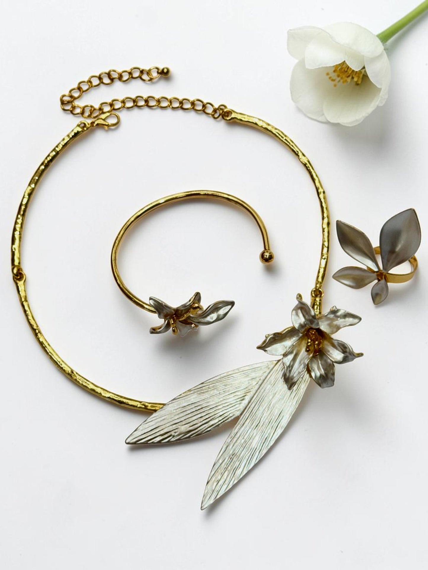 WHITE BLOOM FLORAL TATHYA NECKLACE AND BRACELET (COMBO)