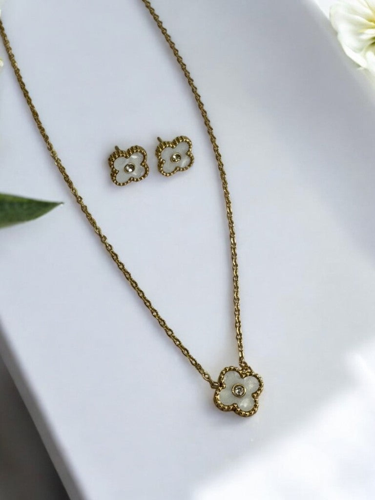 GOLDEN CHAIN WITH WHITE CLOVER IN SHINY DIAMOND PENDENT AND STUD EARRINGS