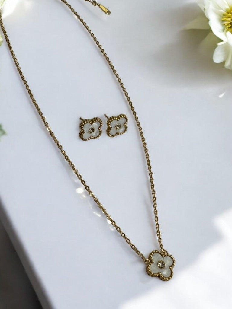 GOLDEN CHAIN WITH WHITE CLOVER IN SHINY DIAMOND PENDENT AND STUD EARRINGS