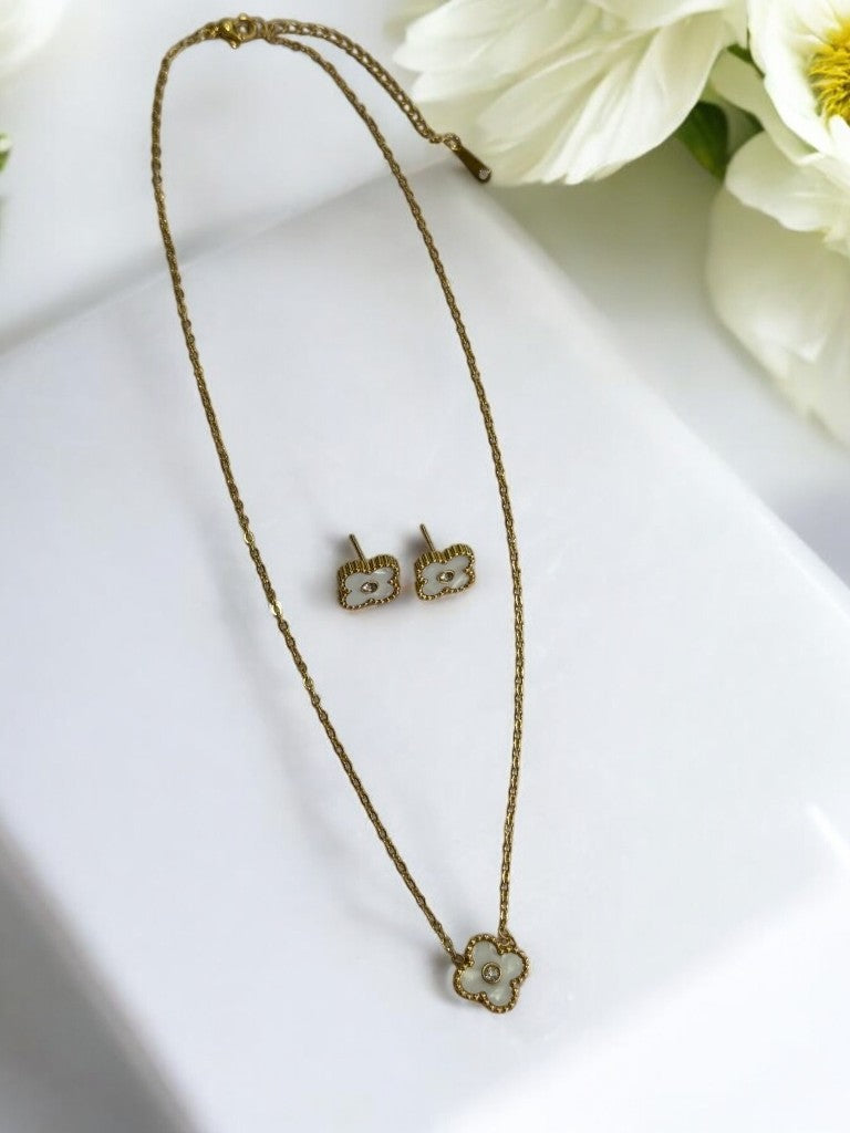 GOLDEN CHAIN WITH WHITE CLOVER IN SHINY DIAMOND PENDENT AND STUD EARRINGS