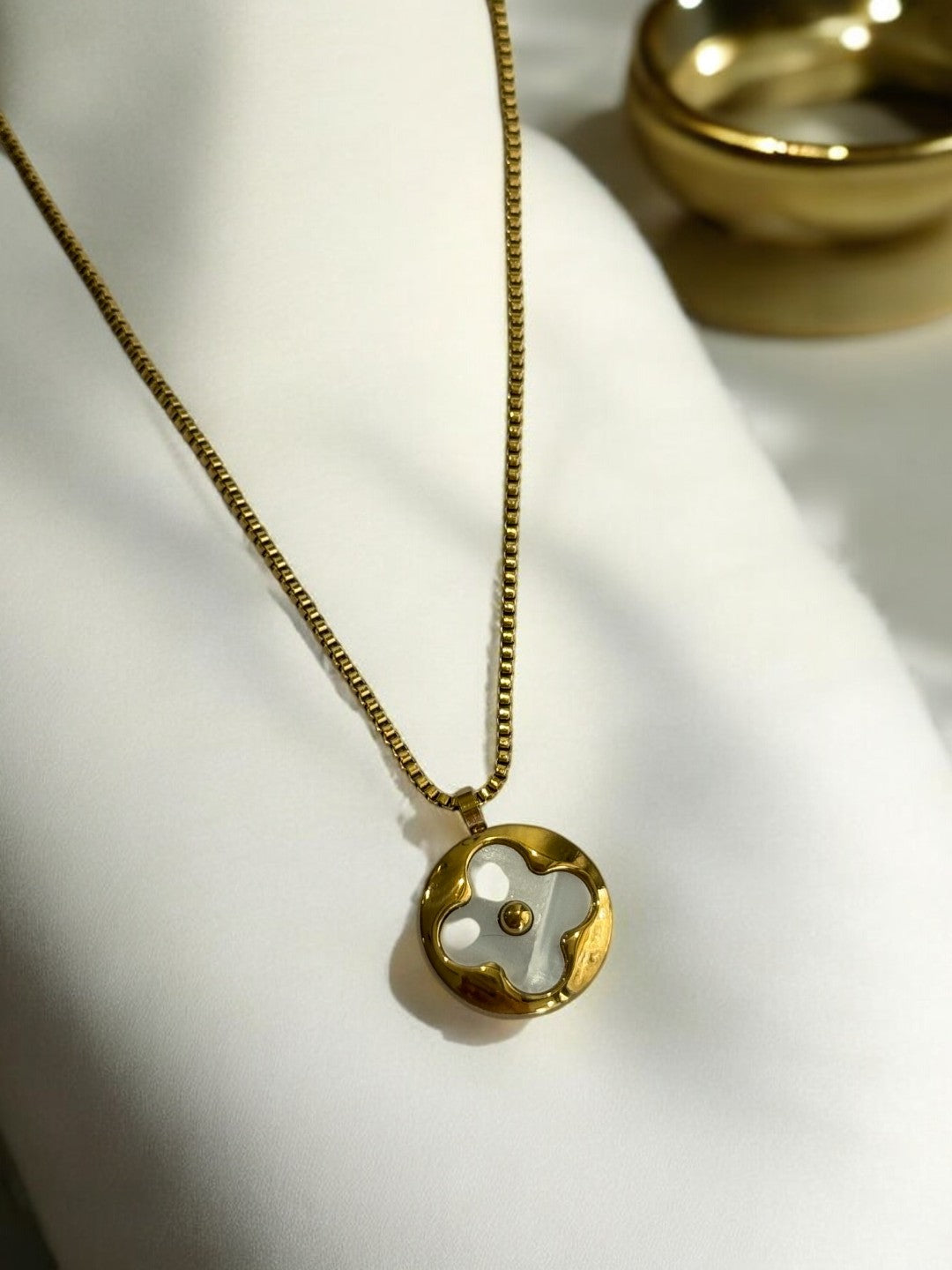 GOLDEN CHAIN WITH WHITE CLOVER