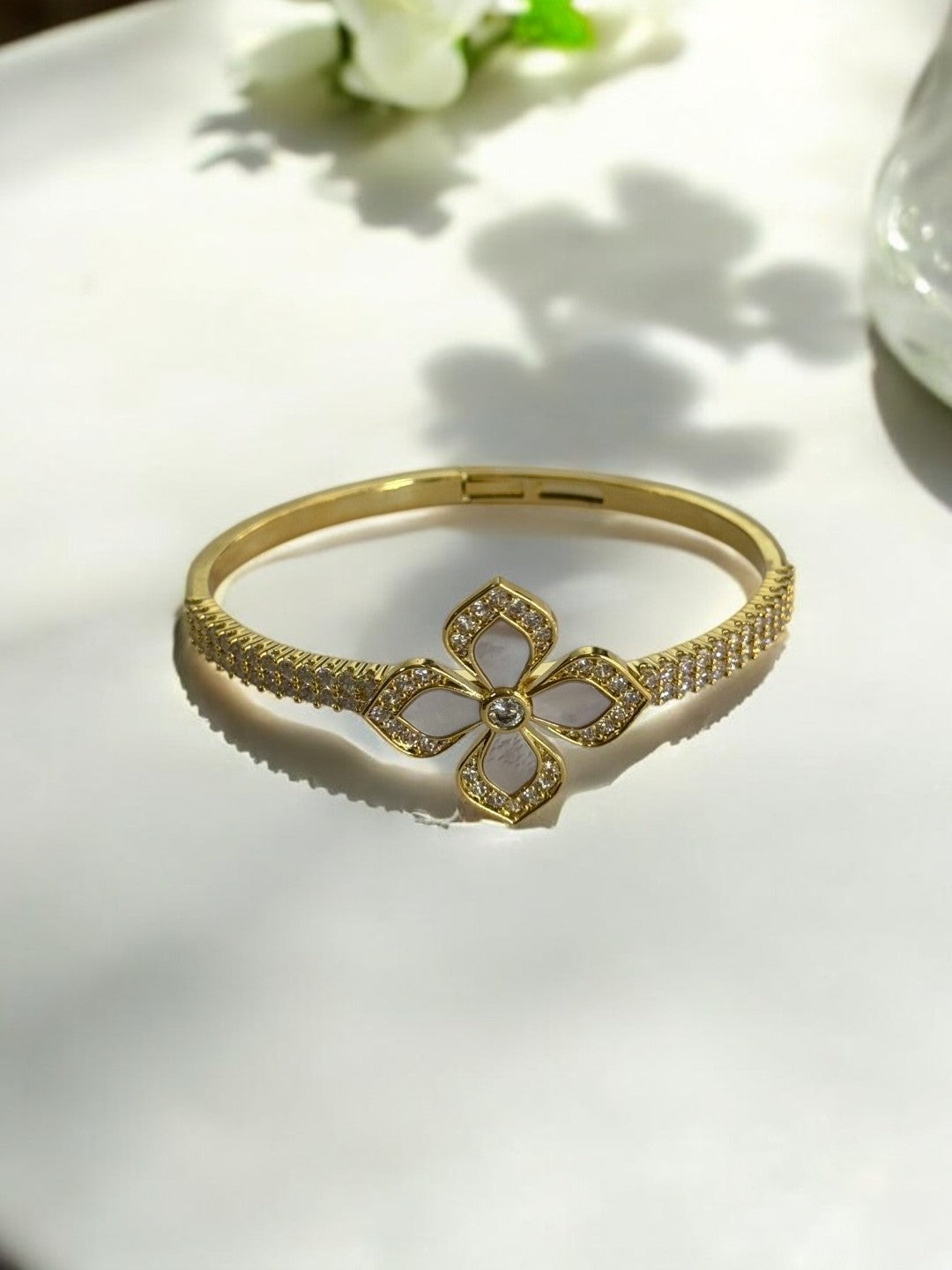 GOLDEN DIAMOND AND WHITE FLOWER AROUND DIAMOND