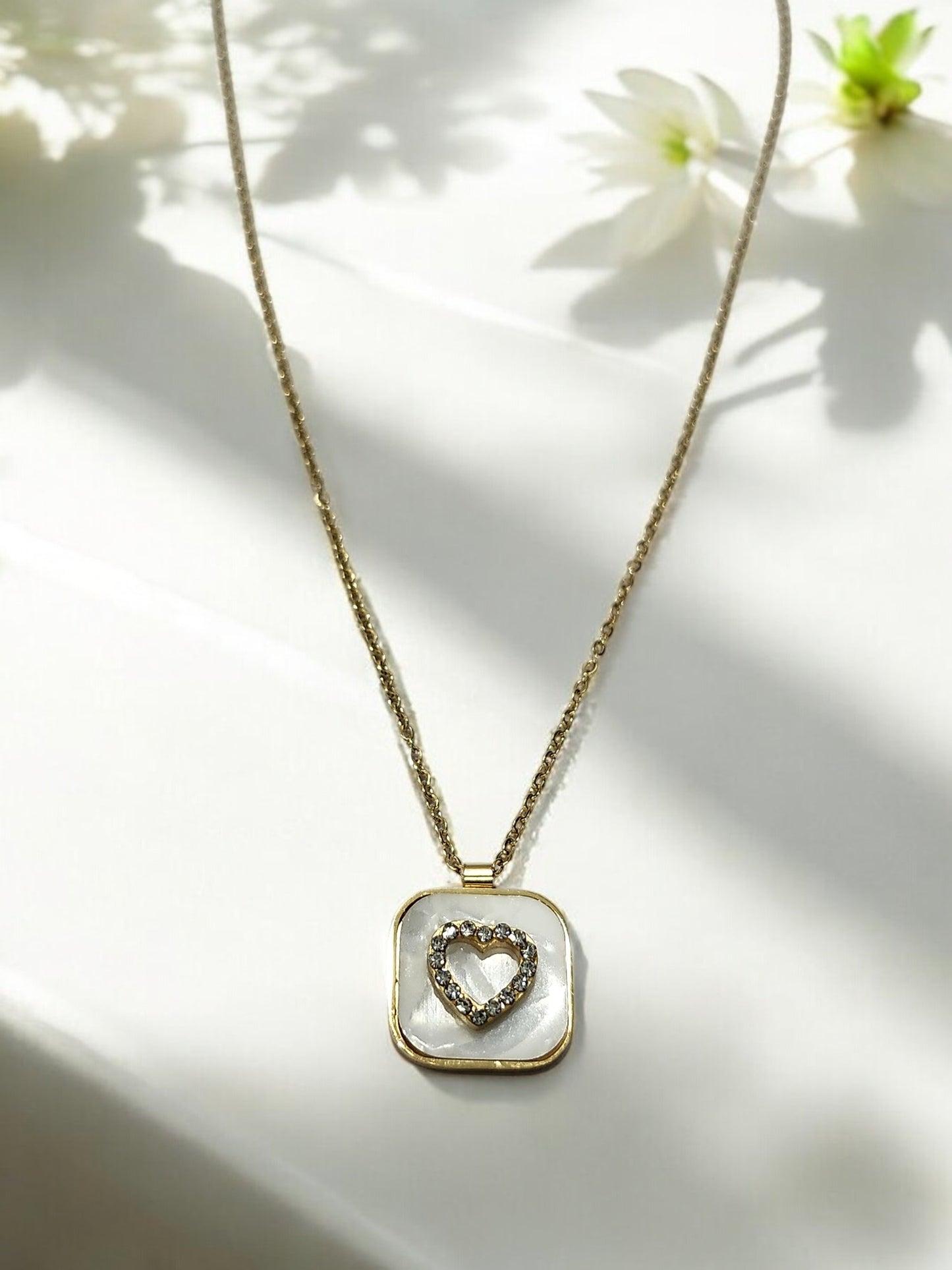 GOLDEN CHAIN WITH SHINY DIAMOND LIKE HEART SHAPE