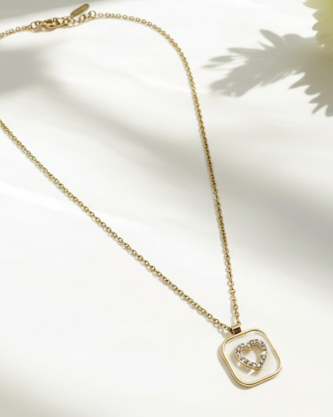 GOLDEN CHAIN WITH SHINY DIAMOND LIKE HEART SHAPE