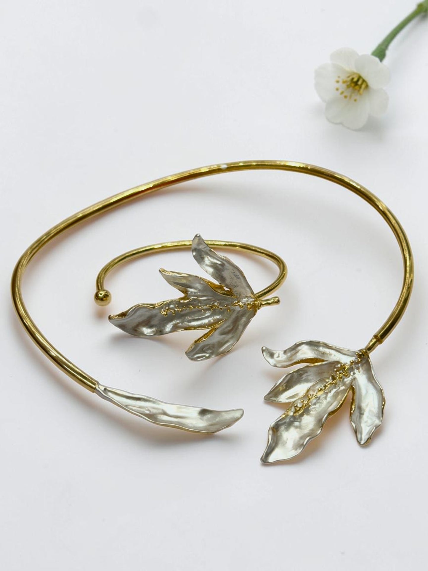 WHITE FLORAL TANYA NECKLACE AND BRACELET (COMBO)