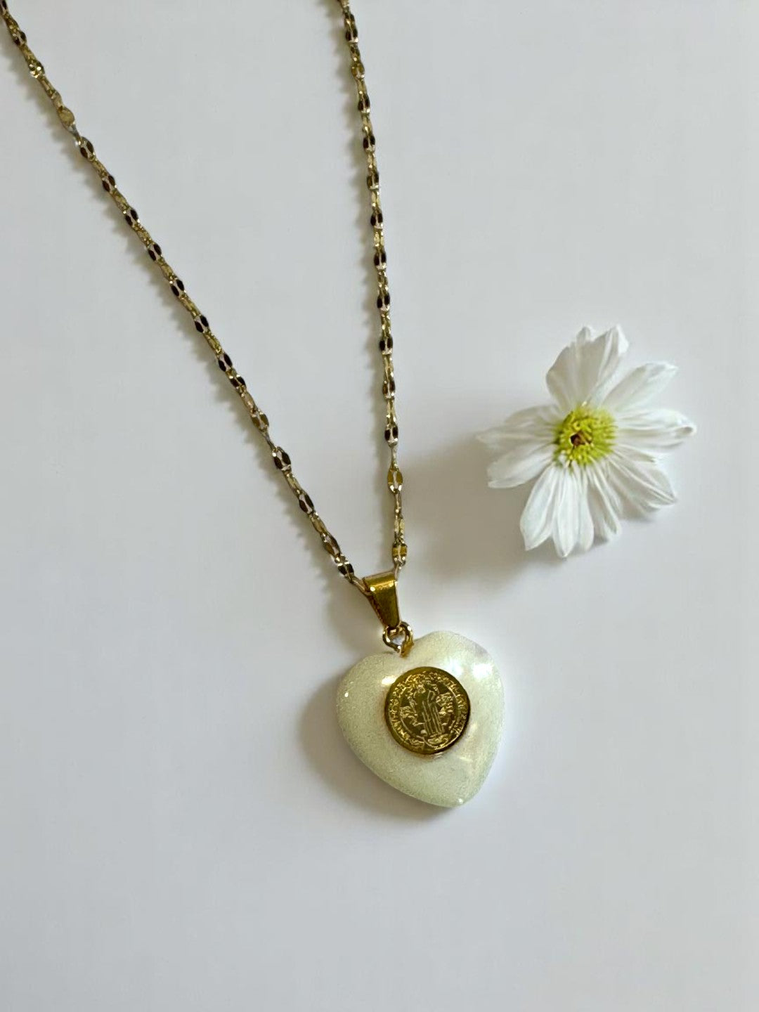 GOLDEN CHAIN WITH WHITE HEART PENDENT