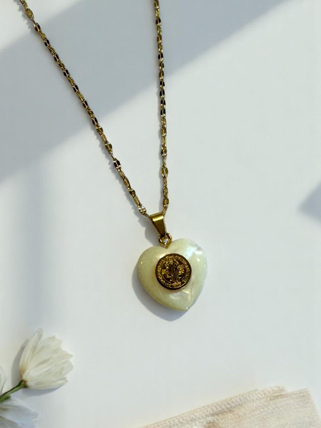 GOLDEN CHAIN WITH WHITE HEART PENDENT