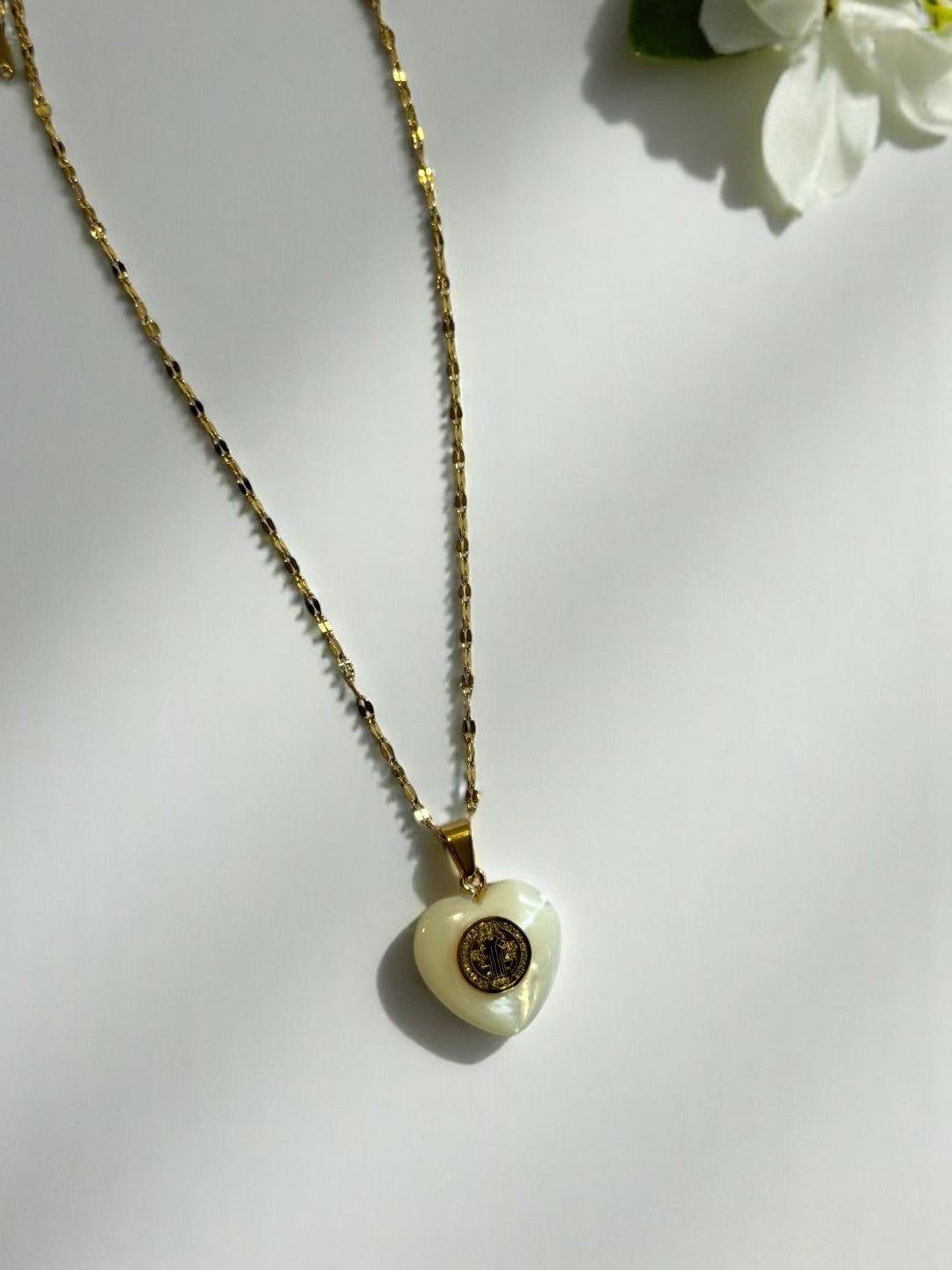 GOLDEN CHAIN WITH WHITE HEART PENDENT