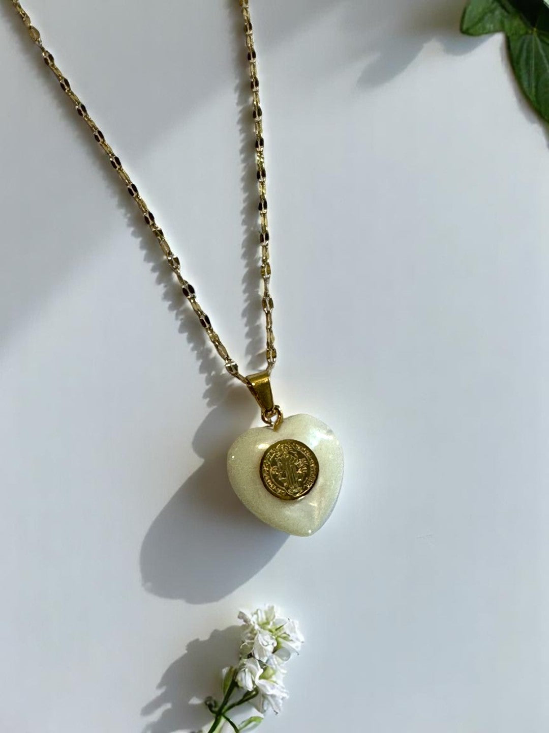 GOLDEN CHAIN WITH WHITE HEART PENDENT
