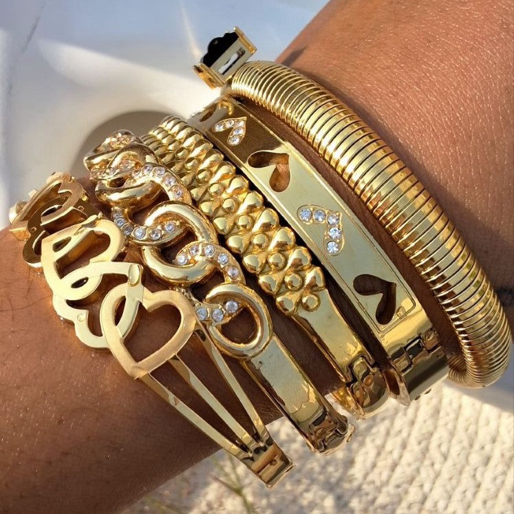 New destination, new outfit—why not new jewellery too? Discover Tatva’s travel-ready festive collection.