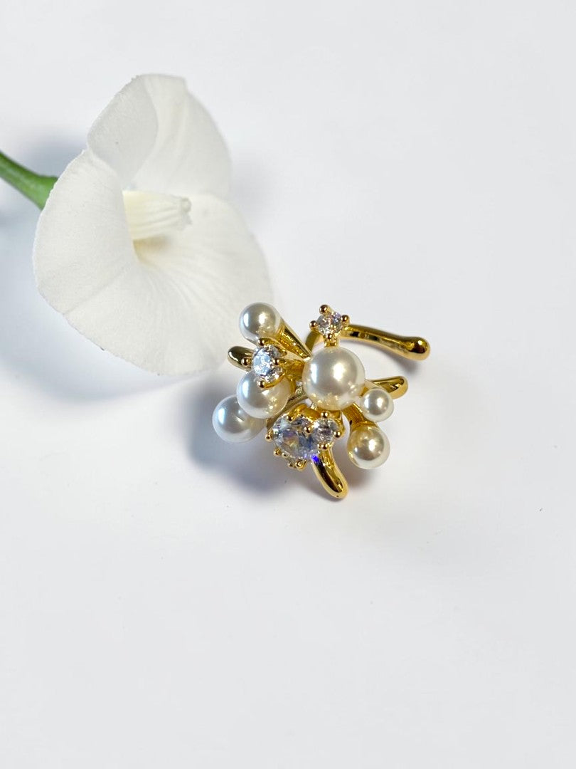 GOLDEN DIAMOND-PEARL ANALEIA EAR CUFF