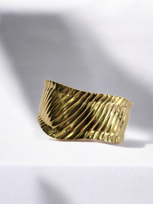 GOLDEN WAVE KAIVYA BRACELET (CUFF)