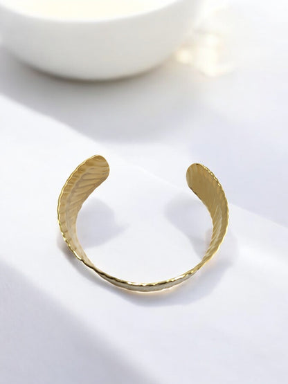 GOLDEN WAVE KAIVYA BRACELET (CUFF)